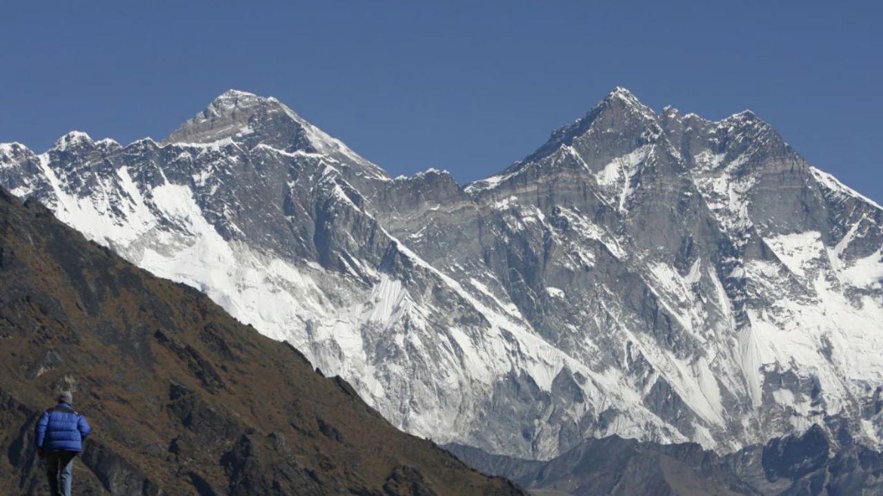 Everest ৪৬ বছর বযস ২৬ বর এভরষট শঙগ চডর নজর গডলন নপল