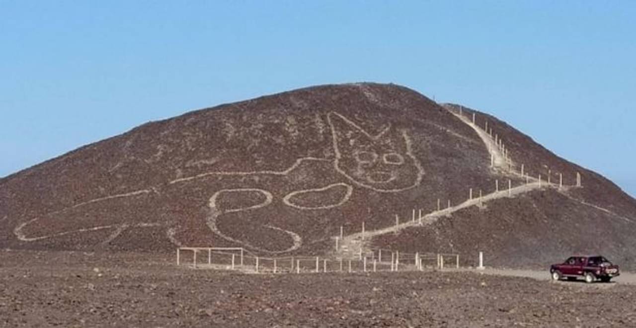 পেরুর পাহাড়ে ২০০০ বছর পুরনো দানবীয় বিড়ালের খোদাই করা ছবি আবিষ্কার