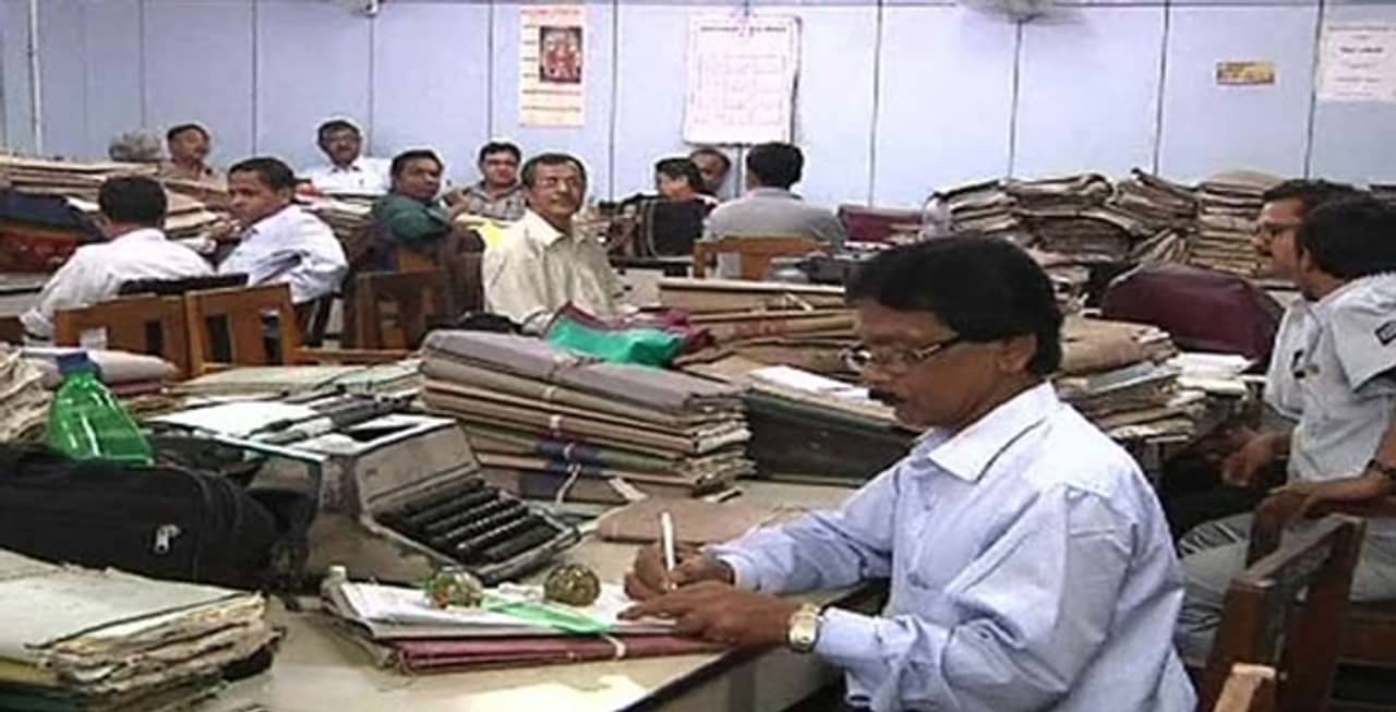 সিআইডির ছাড়পত্র না মিললে জুটবে না মাইনেও, সরকারি কর্মচারীদের জন্য নয়া নির্দেশিকা ভূস্বর্গে
