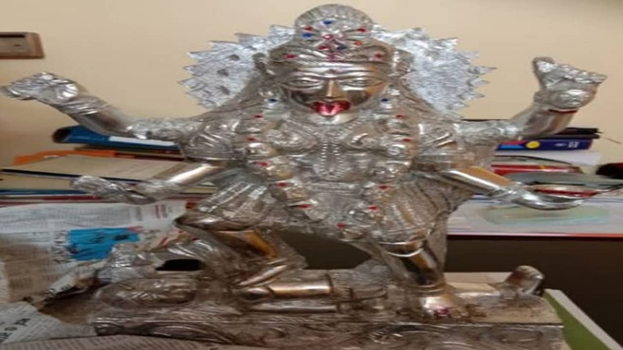 পুকুরে মাছের বদলে উঠে এল ২০ কেজির কালী মূর্তি!