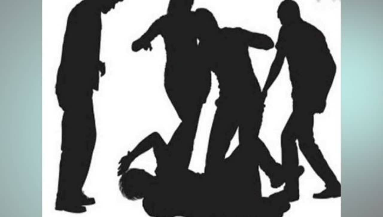 প্রেমিকার ফোন পেয়ে ছুটে গিয়ে জুটল মার, নার্সিংহোমে রক্তাক্ত যুবক