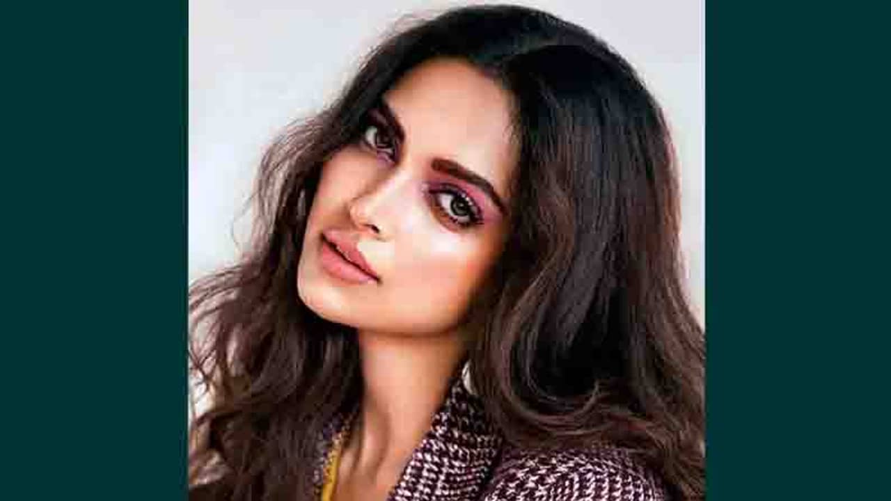 একমাত্র দীপিকাকেই জড়িয়ে ধরতে পারেন এক অভিনেত্রী!