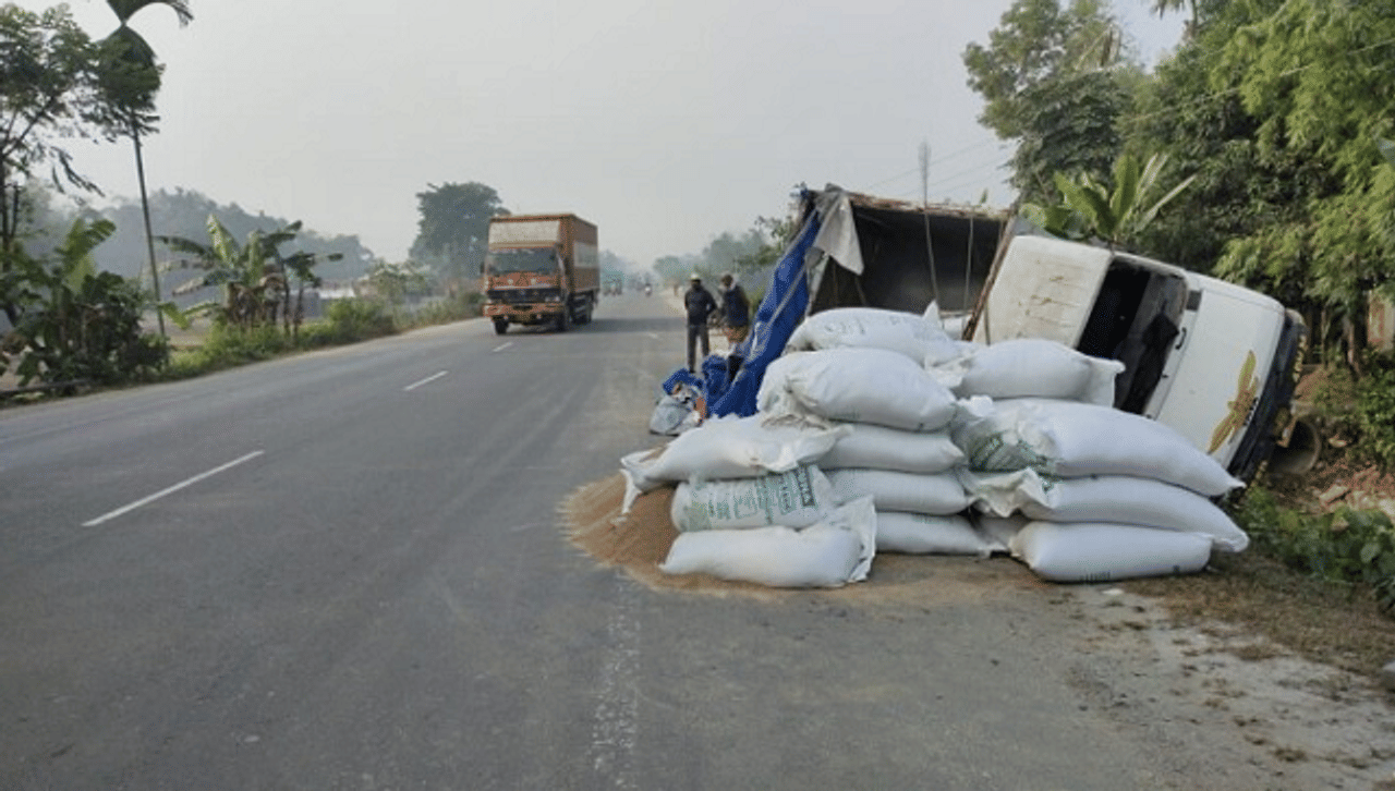 Accident: চা দোকানের ধার ঘেঁষে বেরিয়ে গেল নিয়ন্ত্রণহীন লরি, উল্টে পড়ল সোজা জাতীয় সড়কে
