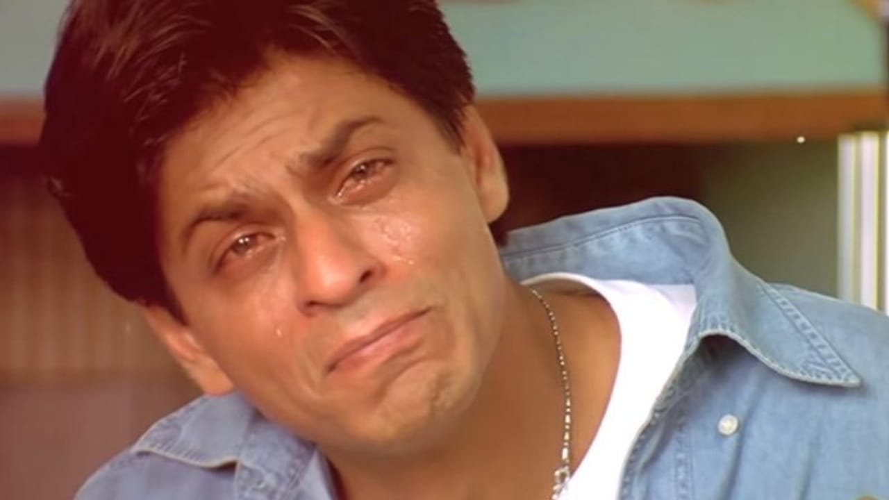 ওয়াংখেড়ে স্টেডিয়ামে শাহরুখের সেই ঝামেলা বেশ কয় দিন ধরে রেখেছিল শিরোনাম। কেকেআরের ম্যাচ ছিল সিএসকে'র সঙ্গে। কেকেআর সেই ম্যাচে জেতে। নিরাপত্তারক্ষীদের সঙ্গে ঝামেলায় জড়ান শাহরুখ। যদিও পরে এসআরকে বলেছিলেন, নিরাপত্তারক্ষীরা মেয়ে সুহানা খানকে মাঠে ঢুকতে না দেওয়ায় তিনি মেজাজ হারিয়ে ফেলেন। ওয়াংখেড়ে স্টেডিয়ামে তাঁর প্রবেশ সারা জীবনের জন্য নিষিদ্ধ হয়ে যায়। 