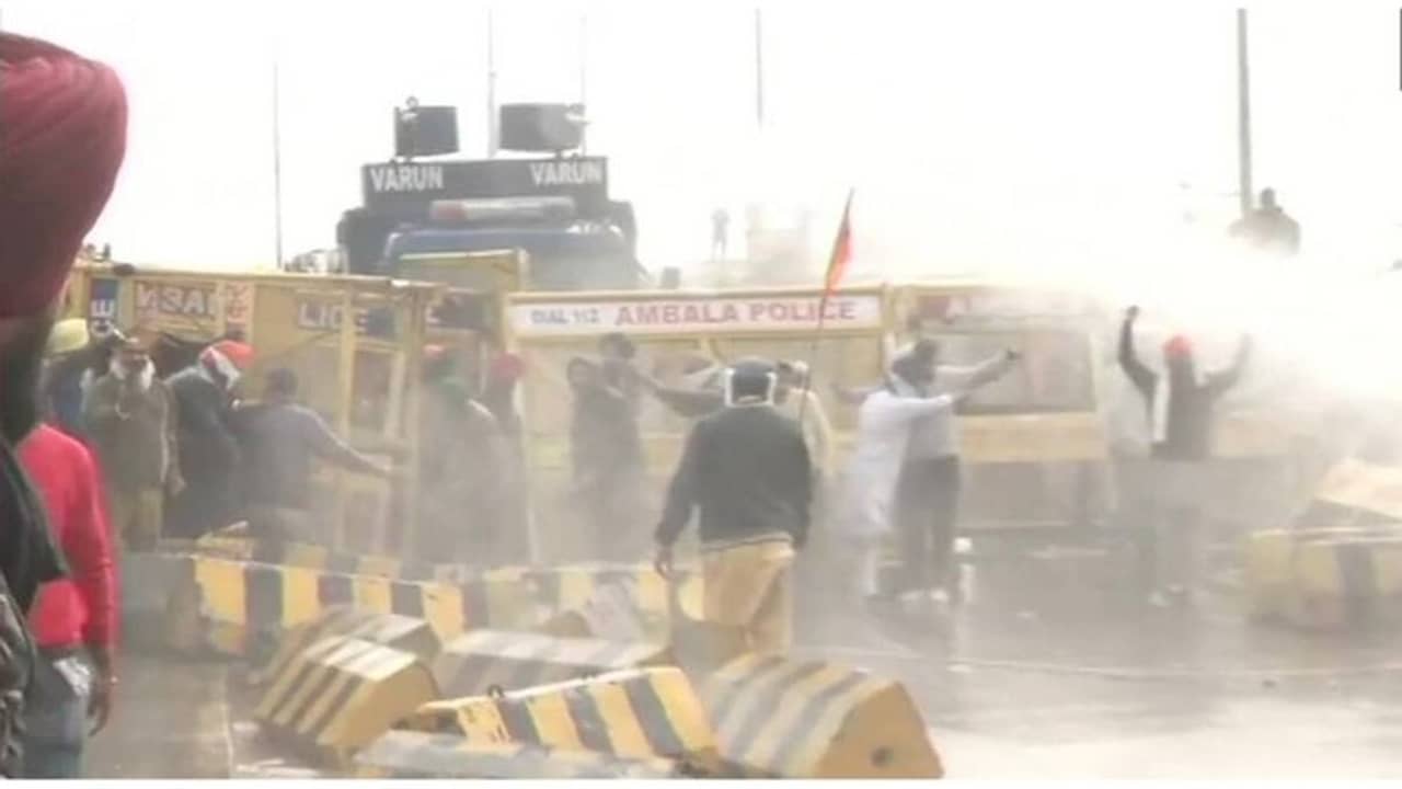 কৃষি বিক্ষোভে অগ্নিগর্ভ পঞ্জাব-হরিয়ানা, সীমান্ত সিল করলেন খট্টর, শীতের মধ্যেও চলল জলকামান