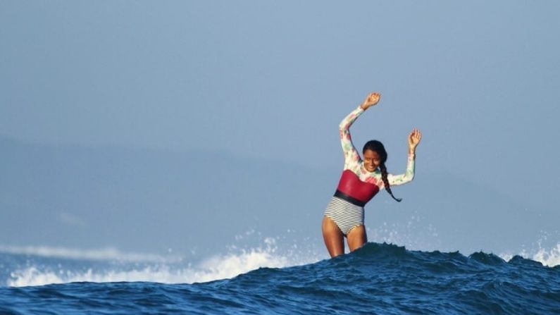 ২০১৪ সাল পর্যন্ত তিনিই ছিলেন 'রক্সি সার্ফওয়্যার' (Roxy Surfwear)-এর প্রতিনিধিত্বকারী প্রথম মহিলা সার্ফার। 