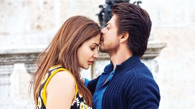 যব হ্যারি মেট সেজল (মুক্তি: ৪ অগাস্ট, ২০১৭)— ‘হোয়াট ইউ সিক, ইজ সিকিং ইউ’। রুমির লেখা একটি লাইন। ছবিতে ব্যবহার হয়েছেিল। কিন্তু দর্শক এ ছবি থেকে কোনও রসদ খুঁজে পায়নি। ইমতিয়াজ আলি পরিচালিত এ ছবির গল্পে এনগেজমেন্টের রিং হারিয়ে ফেলা সেজলের সঙ্গী হয় এক ট্যুর গাইড হ্যারি। ছবি শেষে রিং খুঁজে পাওয়া গেলেও সিনেমাহল থেকে ছবি নিখোঁজ হয়ে যায় খুব কম দিনে। ছবির অর্থালাভ মাত্র ৬৪ কোটি।