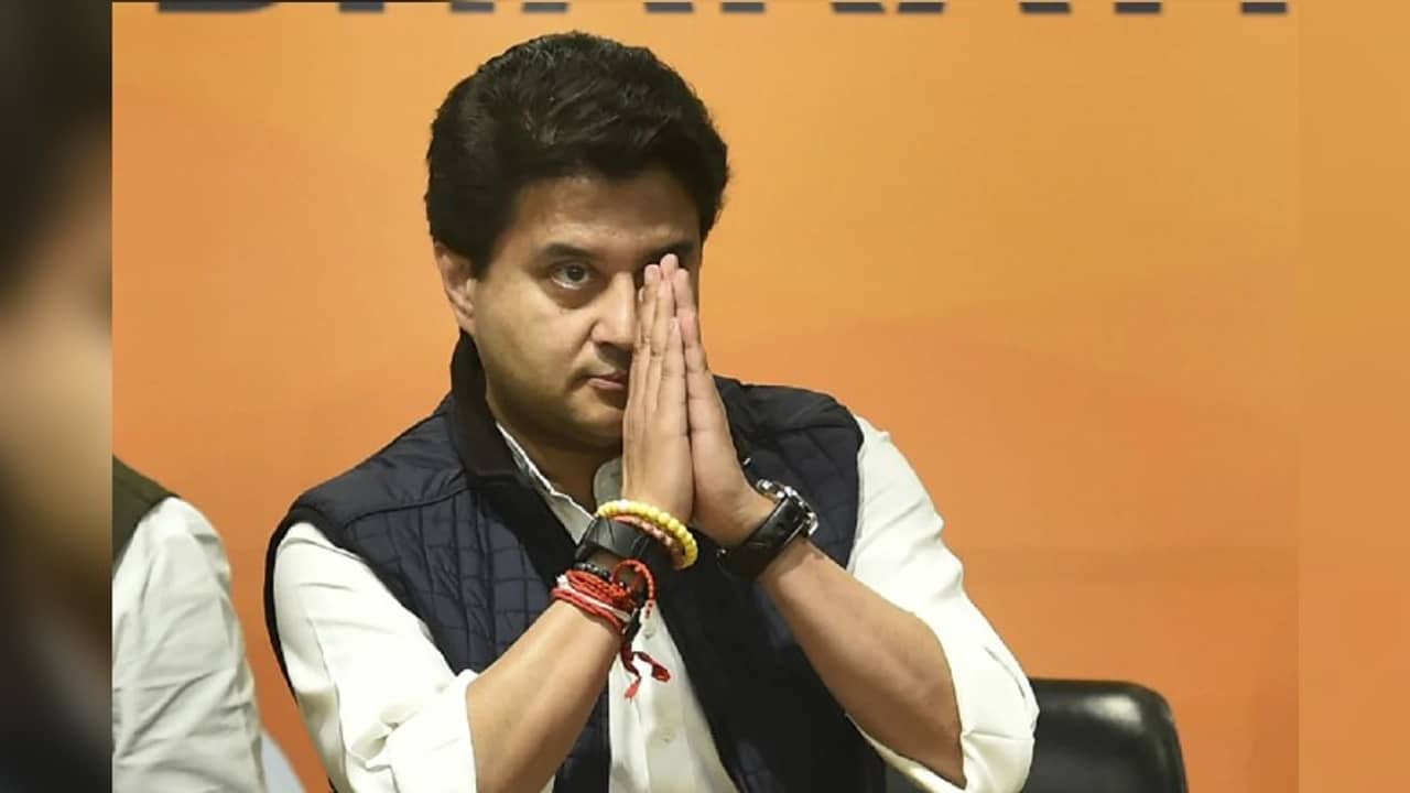 সময়ের কাঁটা ঘুরে ৩০ বছর বাদে বাবার সামলানো গদিতেই বসলেন জ্যোতিরাদিত্য সিন্ধিয়া