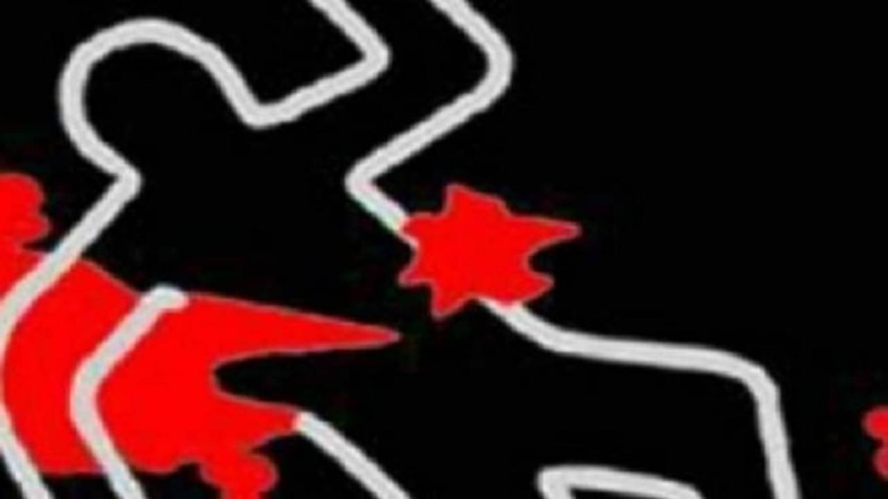 সন্তানদের সামনেই স্ত্রী ও শাশুড়িকে কুপিয়ে খুন, পাশের ঘরে গিয়ে বিষ খেলেন অভিযুক্ত