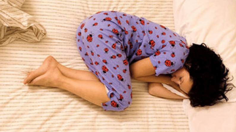 প্রি-মেনস্ট্রুয়াল সিনড্রোম (premenstrual syndrome) সাধারণত শুরু হয় পিরিয়ডের (period) পাঁচ থেকে ১১ দিন আগে। ধৈর্যের অভাব, সামান্য কিছুতে বিরক্ত হওয়া, ক্লান্তির মতো লক্ষণ (premenstrual syndrome symptoms) দেখা দেয় বহু মহিলার।
