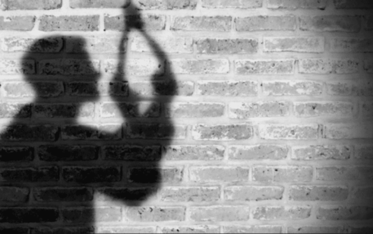 সম্পর্কে ‘না’ প্রেমিকার, গামছা গলায় ‘আত্মঘাতী’ প্রেমিক