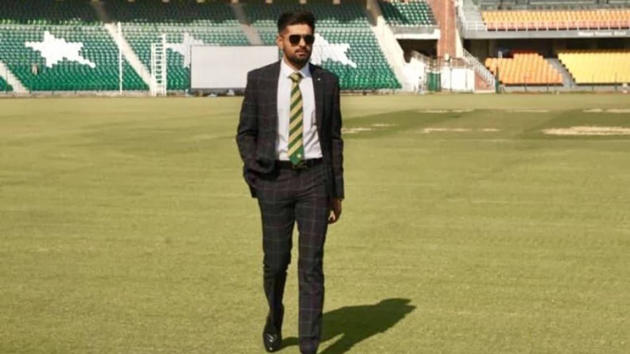 বিতর্কের মাঝেই পাক দলের নেতা বাবর আজম