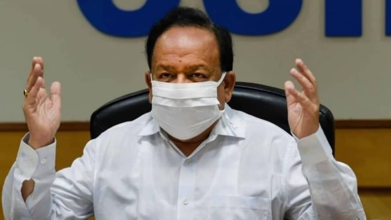 নতুন রূপে হানা দিয়েছে করোনা, আউট অব কন্ট্রোল ব্রিটেন! তড়িঘড়ি বৈঠকে দেশের স্বাস্থ্যমন্ত্রক