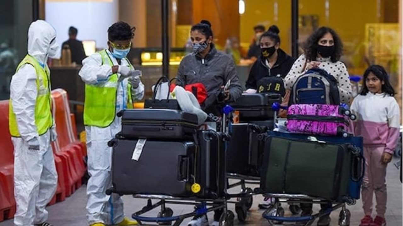 ব্রিটেন থেকে ফিরলেই করোনা পরীক্ষা! নয়া স্ট্রেনের জন্য পৃথক আইসোলেশন