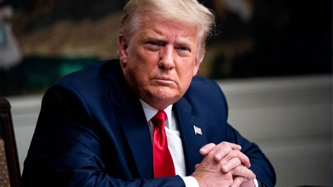 বাধ্য হয়েই বাইডেনকে অভিবাদন জানালেন ট্রাম্প