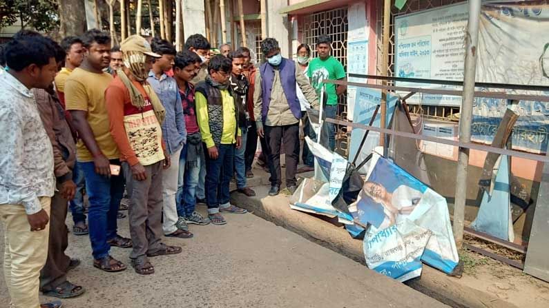 দুয়ারে সরকারের ফ্লেক্স ছেঁড়াকে কেন্দ্র করে উত্তেজনা আরামবাগে