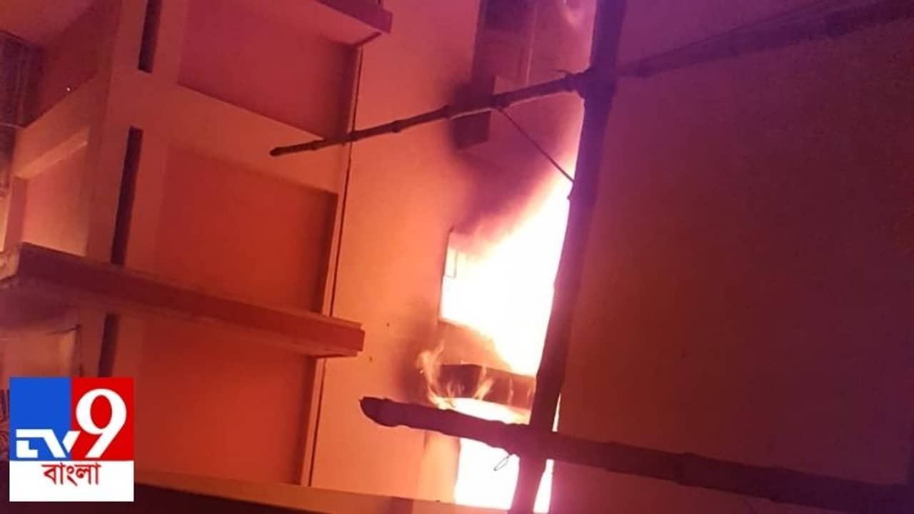 ফের অগ্নিকাণ্ড শহরে, নিমতার তিনতলা বাড়ির একাংশ পুড়ে ছাই