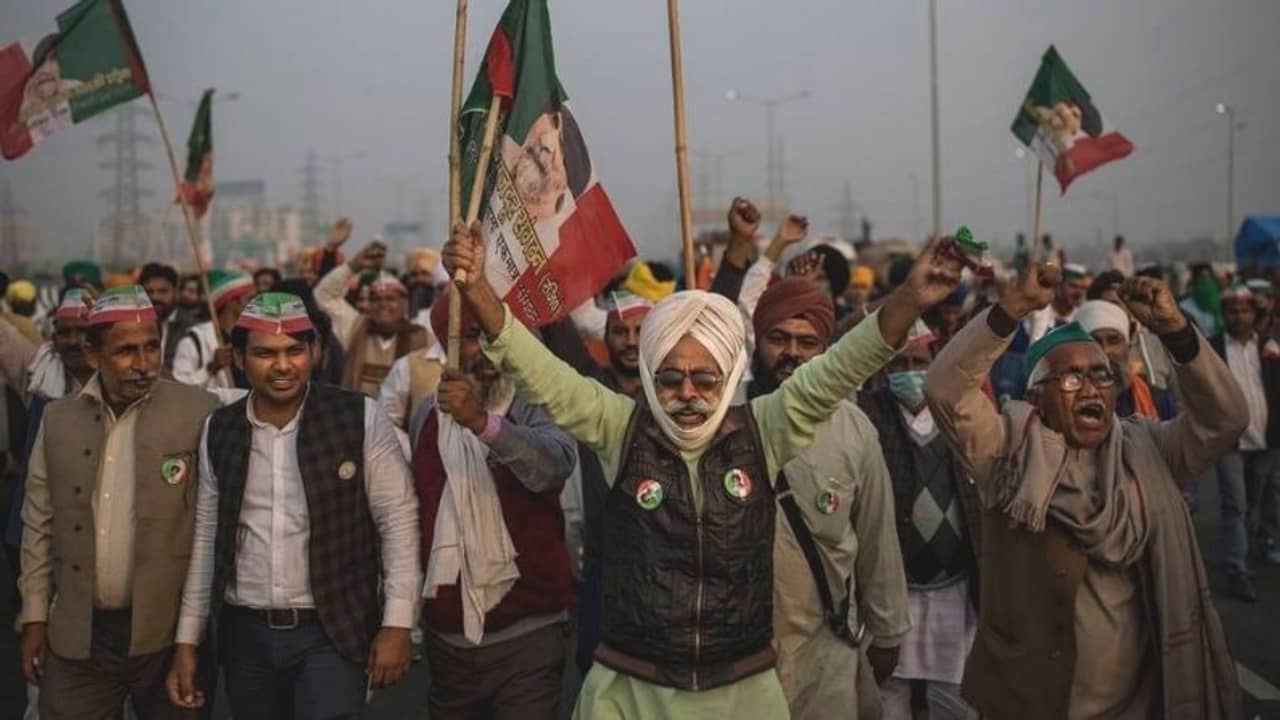 বজ্রপাত-সহ ভারী বৃষ্টিপাতের আভাস! তবু, এক ইঞ্চিও জমি ছাড়তে নারাজ কৃষকরা