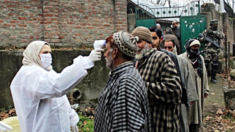 বরফের চাদরে মোড়া উপত্যকায় শান্তিপূর্ণভাবেই চলছে চতুর্থ দফার নির্বাচন