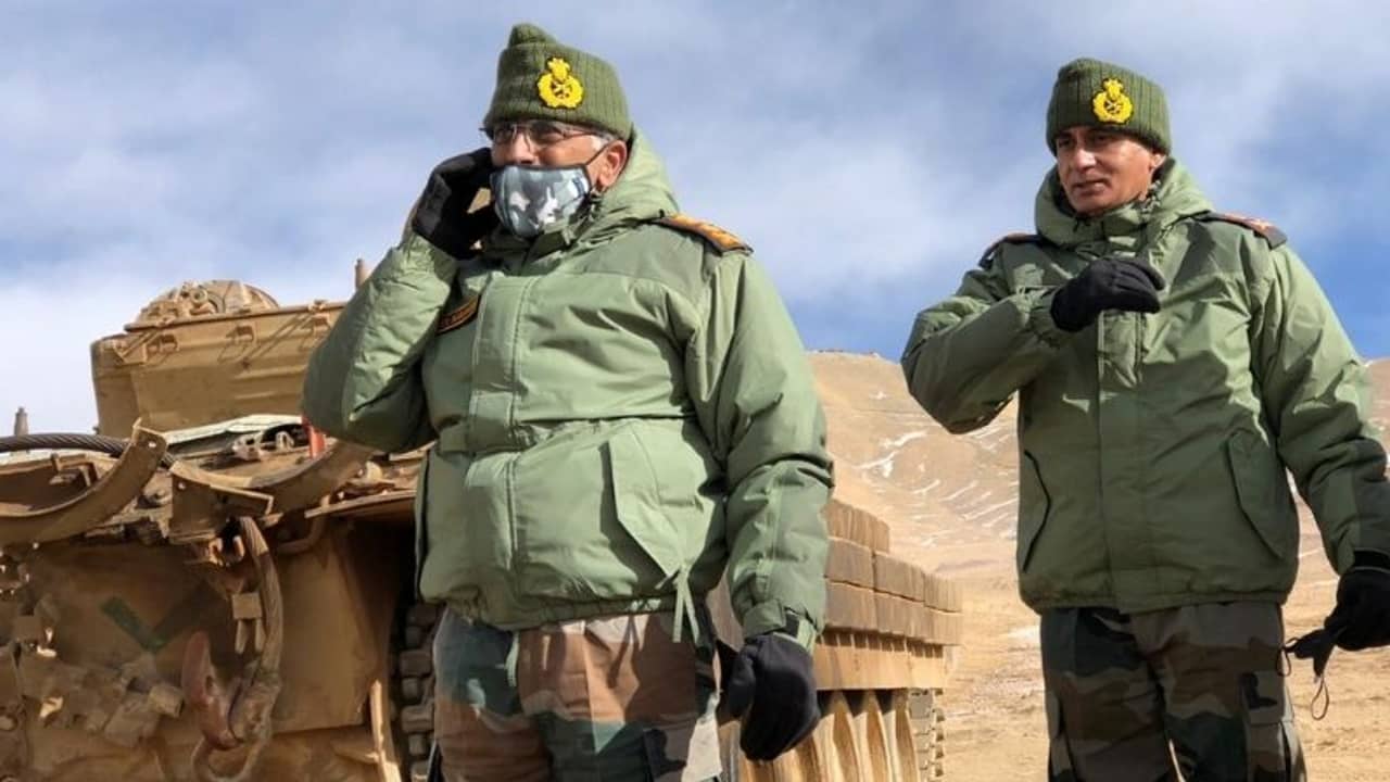 লাদাখে ‘আগুনে মেজাজের’ জওয়ানদের সঙ্গে সাক্ষাত সেনা প্রধানের