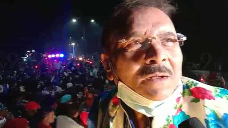 মদন জামা খুলে ফেললেন, 'শুভেন্দু-ভাইরাস' বিদায় হতেই ডিজে-নাচ মদন জামা খুলে ফেললেন, 'শুভেন্দু-ভাইরাস' বিদায় হতেই ডিজে-নাচ
