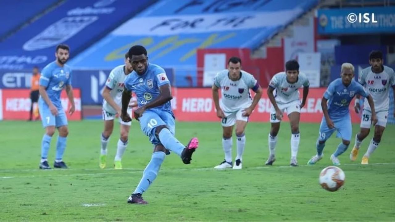 ম্যাচের ৩০ মিনিটে পেনাল্টি থেকে গোল করে মুম্বইকে (Mumbai City FC) এগিয়ে দেন ওগবেচে।