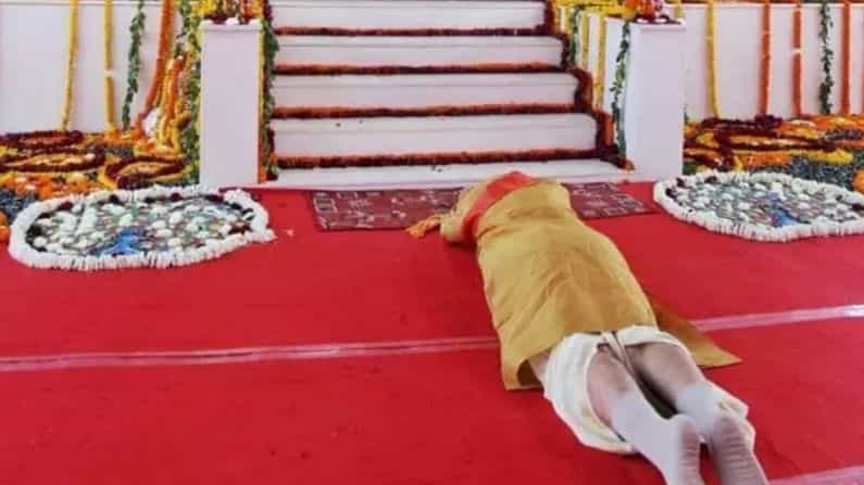 নয়া দিল্লি: গত বছরই অযোধ্যা মামলায় রায় দিয়েছে সুপ্রিম কোর্ট। সেই মতোই বিতর্কিত স্থানে শুরু হয়েছে রাম মন্দির নির্মাণের কাজ। করোনা আবহে ধুমধাম করে রাম মন্দিরের ভিত্তিপ্রস্তর স্থাপন করেছেন প্রধানমন্ত্রী নরেন্দ্র মোদী। মসজিদের (Ayodhya Mosque) জন্য অন্যত্র ৫ একর জমি বন্দোবস্ত করার নির্দেশ দিয়েছিল সুপ্রিম কোর্ট। এবার সেই মসজিদ কেমন দেখতে হবে তা প্রকাশ্যে আনল ইন্দো-ইসলামিক কালচারাল ফাউন্ডেশন।