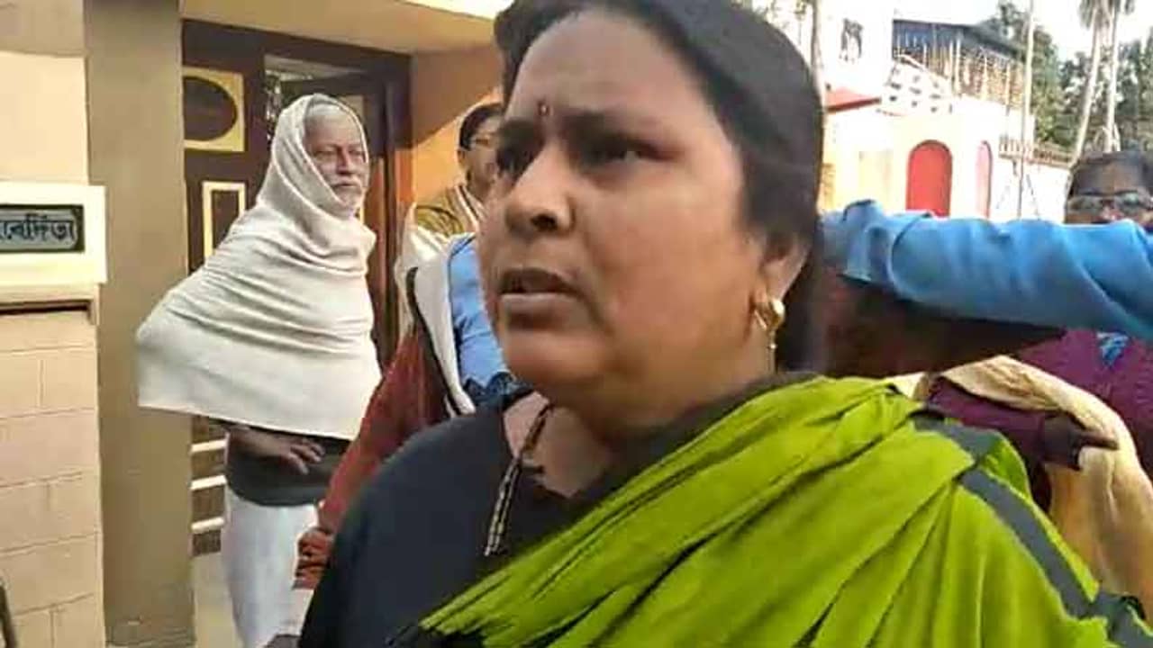 রাখি কার্ড দেবেন বলেছিলেন, তৃণমূলে যোগ দেওয়াচ্ছেন কেন? নেতার সামনেই ব্যাগড়া রাখিশিল্পীর