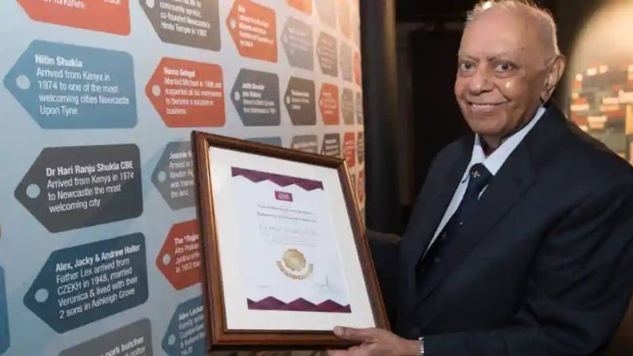 সারা বিশ্বে প্রথম তিনিই নিলেন ফাইজ়ারের টিকা! রেকর্ড গড়লেন অশীতিপর ভারতীয় বংশোদ্ভূত