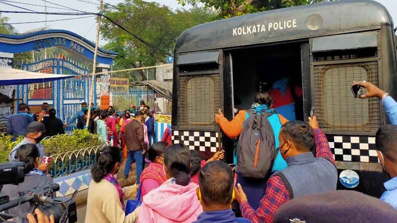 'দুয়ারে সরকার'এর  প্রথম সারির কর্মীদের মুখ্যমন্ত্রীর বাড়ির পথেই 'পেটাল' পুলিস