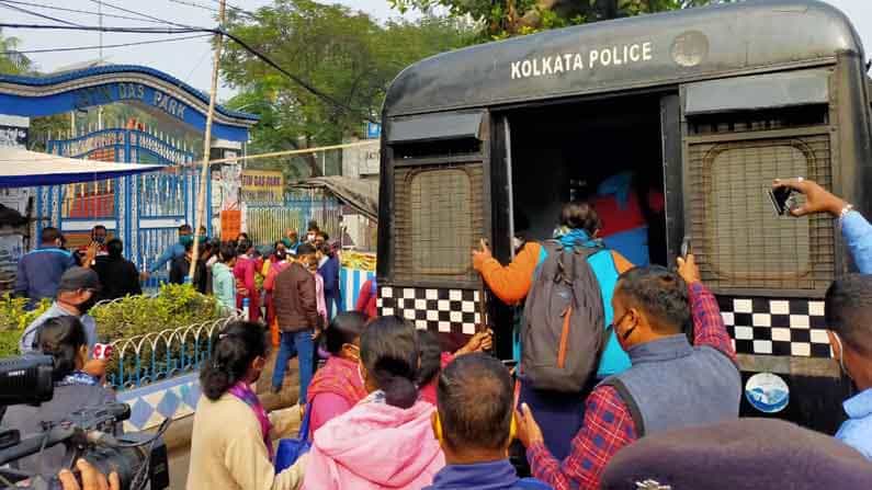 'দুয়ারে সরকার'এর প্রথম সারির কর্মীদের মুখ্যমন্ত্রীর বাড়ির পথেই 'পেটাল' পুলিস 'দুয়ারে সরকার'এর প্রথম সারির কর্মীদের মুখ্যমন্ত্রীর বাড়ির পথেই 'পেটাল' পুলিস