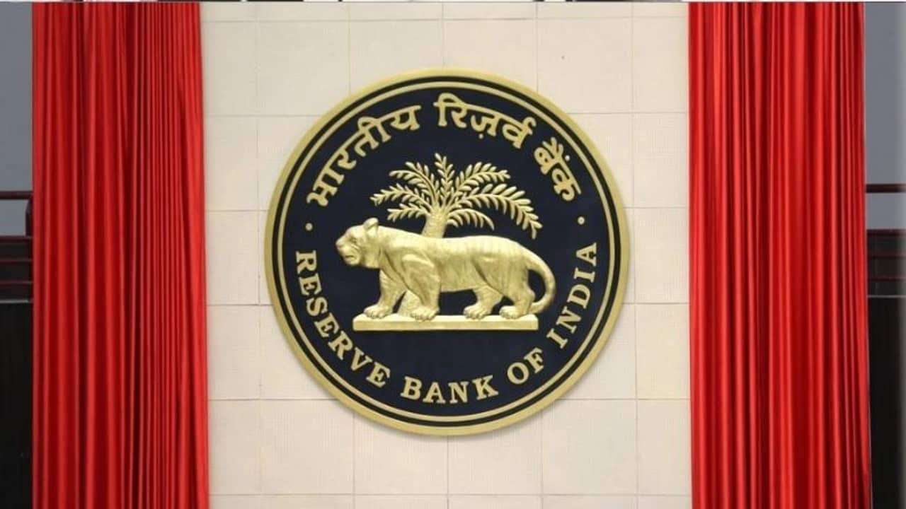 ১৪টি ব্যাঙ্কের বিরুদ্ধে কড়া পদক্ষেপ, চাপানো হল কোটি টাকার জরিমানা