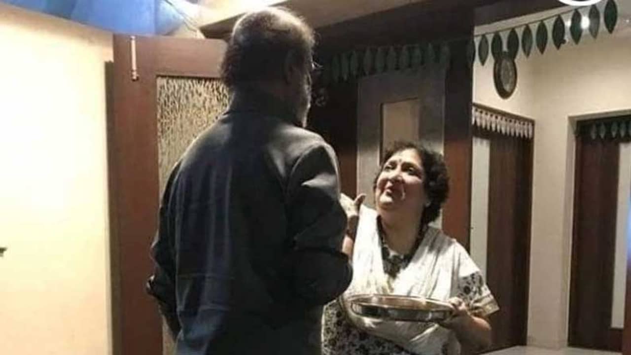 বাড়ি ফিরলেন রজনী, স্ত্রীর আরতির মাধ্যমে গৃহ প্রবেশ অভিনেতার