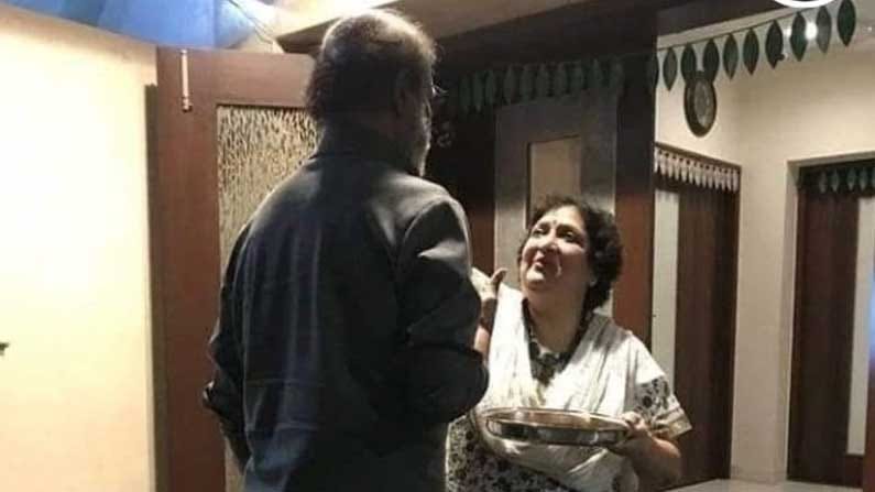 বাড়ি ফিরলেন রজনী, স্ত্রীর আরতির মাধ্যমে গৃহ প্রবেশ অভিনেতার বাড়ি ফিরলেন রজনী, স্ত্রীর আরতির মাধ্যমে গৃহ প্রবেশ অভিনেতার