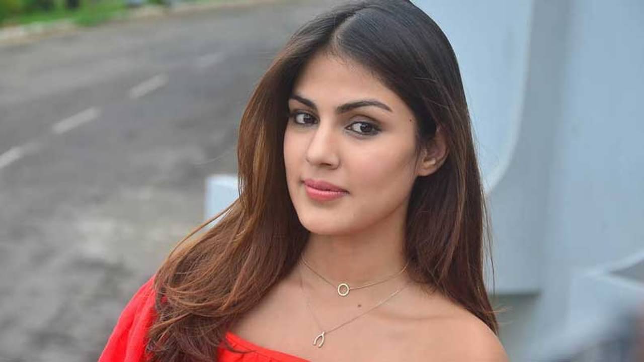 কোনও সাহায্যের জন্য ডিরেক্ট মেসেজ করতে পারেন রিয়া চক্রবর্তীকে