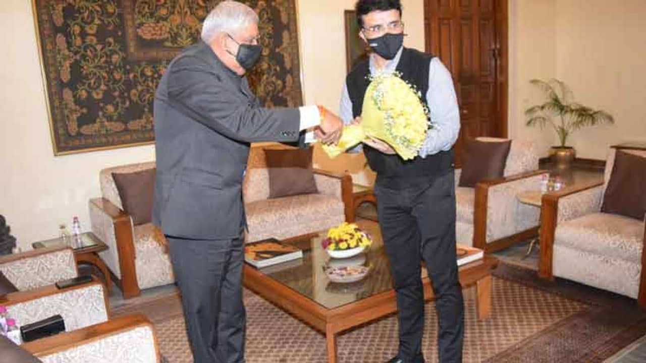 কী নিয়ে কথা হল রাজ্যপালের সঙ্গে? রাজভবন থেকে বেরিয়ে রহস্য বাড়ালেন সৌরভ