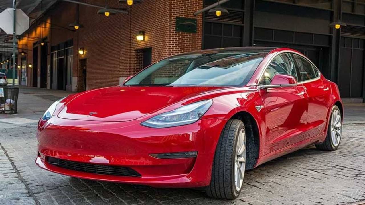 ভারতীয় বাজারে স্টিয়ারিং ছাড়াই চলবে টেসলার গাড়ি! দাম কত ?
