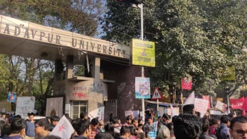ওমপ্রকাশের বিরুদ্ধে ‘ছেলে ডাকার’ অভিযোগ, ঘেরাও-বিক্ষোভ জেইউ-তে ওমপ্রকাশের বিরুদ্ধে ‘ছেলে ডাকার’ অভিযোগ, ঘেরাও-বিক্ষোভ জেইউ-তে