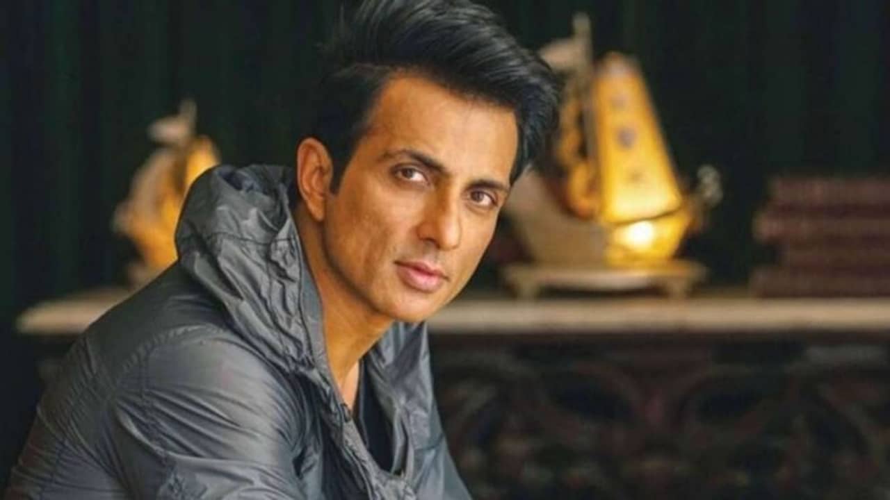 এই এক শর্তের বিনিময়েই দরিদ্র পরিবারকে সেলাই মেশিন দেওয়ার অঙ্গীকার সোনুর