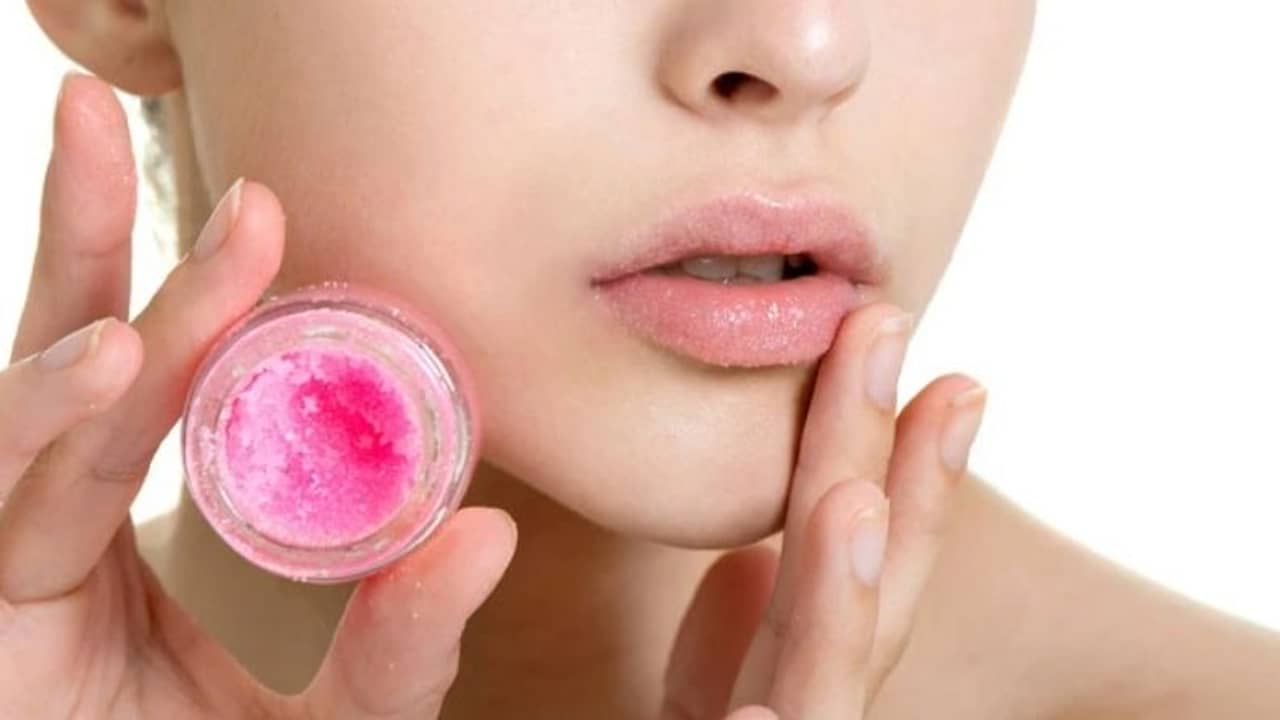 এই পাঁচ ঘরোয়া পদ্ধতিতেই দূর করুন ঠোঁটের কালো ভাব