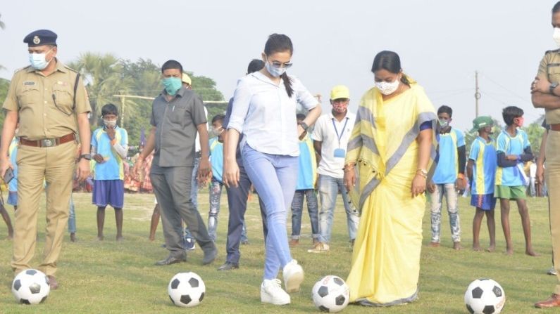 'আদিবাসী ফুটবল ট্রেনিং স্কুল' উদ্বোধনে উপস্থিত সাংসদ-অভিনেত্রী মিমি চক্রবর্তী