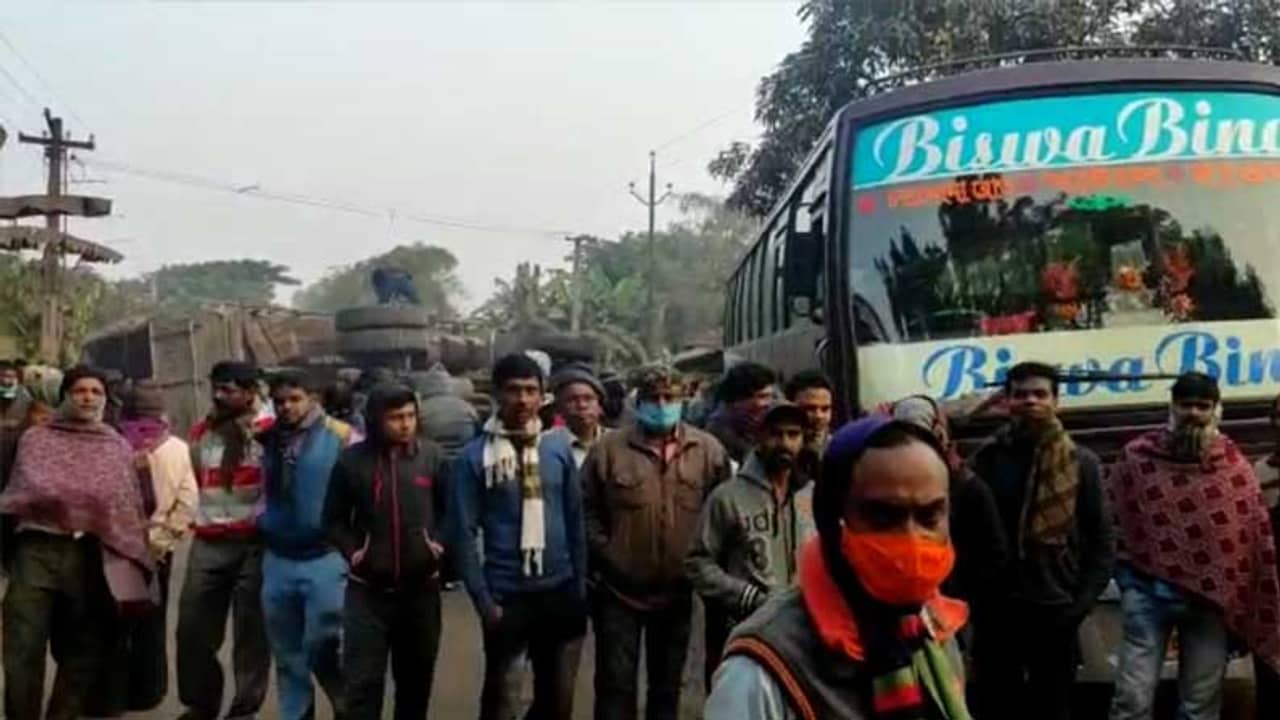 আচমকা বিকট শব্দে থেমে গেল বাস, কেউ মাটিতে, কারও মাথা জানলার কাচে