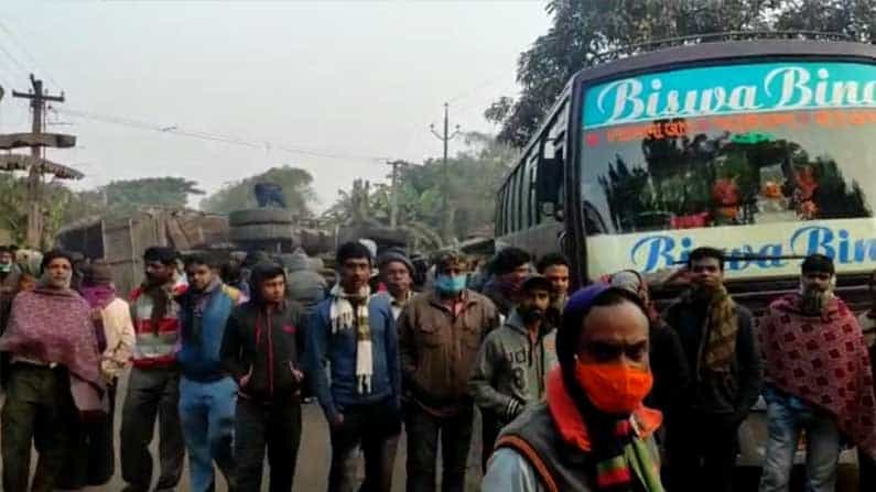 আচমকা বিকট শব্দে থেমে গেল বাস, কেউ মাটিতে, কারও মাথা জানলার কাচে আচমকা বিকট শব্দে থেমে গেল বাস, কেউ মাটিতে, কারও মাথা জানলার কাচে
