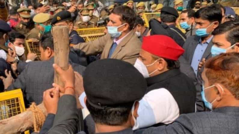 কৃষাণ যাত্রায় যোগ দিতে না পেরে রাস্তায় ধরনা, আটক অখিলেশ যাদব