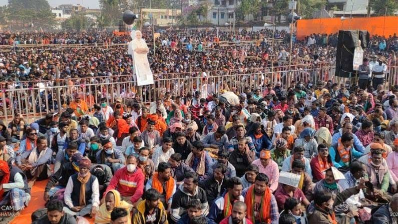 মমতা বন্দ্যোপাধ্যায়কে নিশানায় নিয়ে শুভেন্দু বলেন, এবার দ্বিতীয় হবেন আপনিই, প্রথম হতে পারবেন না। প্রথম হবে ভারতীয় জনতা পার্টি। আমি তাঁর নিচে লিখলাম আমি যখন যে দলে থাকি, সেই দলে মনপ্রাণ দিয়ে কাজ করি, এবার থেকে মিছিলে গিয়ে বলব, তোলাবাজ ভাইপো হঠাও। আমি মনে প্রাণে চাই, কলকাতা আর দিল্লিতে একই সরকার থাকুক, না হলে বাংলা বাঁচবে না।