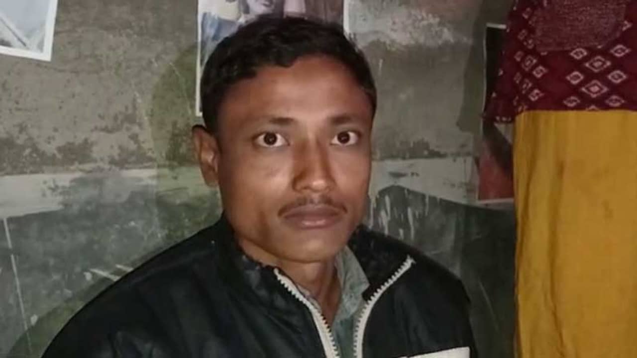 চাকরি পেয়েই ও কেমন বদলে গেল, বউয়ের ভালবাসা ফিরে পাওয়ার জন্য ধরনায় বসেছি