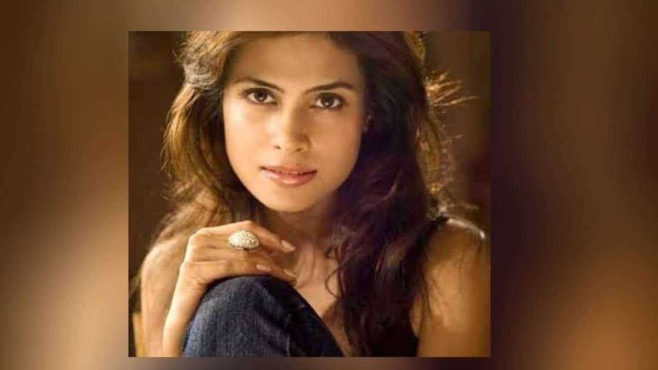 বলিউড অভিনেত্রীর মৃতদেহ উদ্ধার যোধপুর পার্কের আবাসনে , মৃত্যুর কারণ নিয়ে ধোঁয়াশা