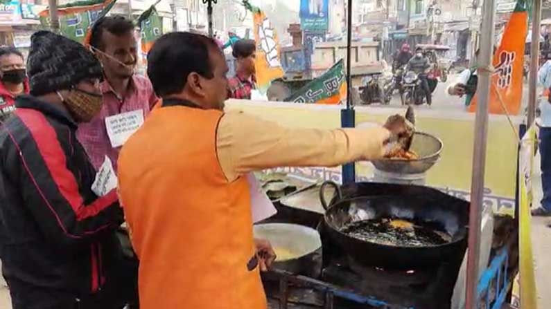 গরম তেলে পড়ছে টপাটপ আলুর পুর, পাড়ার মোড়ে চপ ভাজছেন বিজেপি নেতা