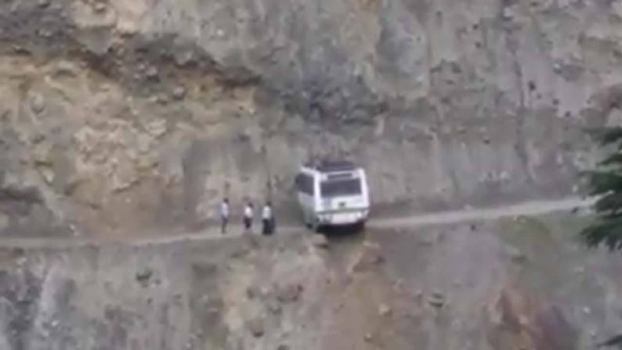 হিমাচলের পাহাড়ি রাস্তায় নিখুঁত ইউ-টার্ন, বাসচালক রিয়েল হিরো, বলছেন নেটিজেনরা