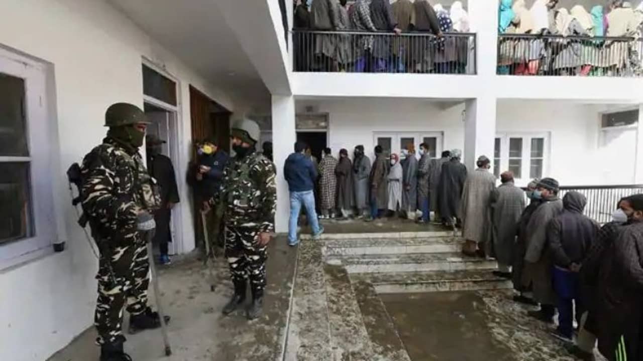 উপত্যকায় দাঁত ফোটাল বিজেপি, তবে জেলা উন্নয়ন পরিষদে এগিয়েই গুপকর গোষ্ঠী